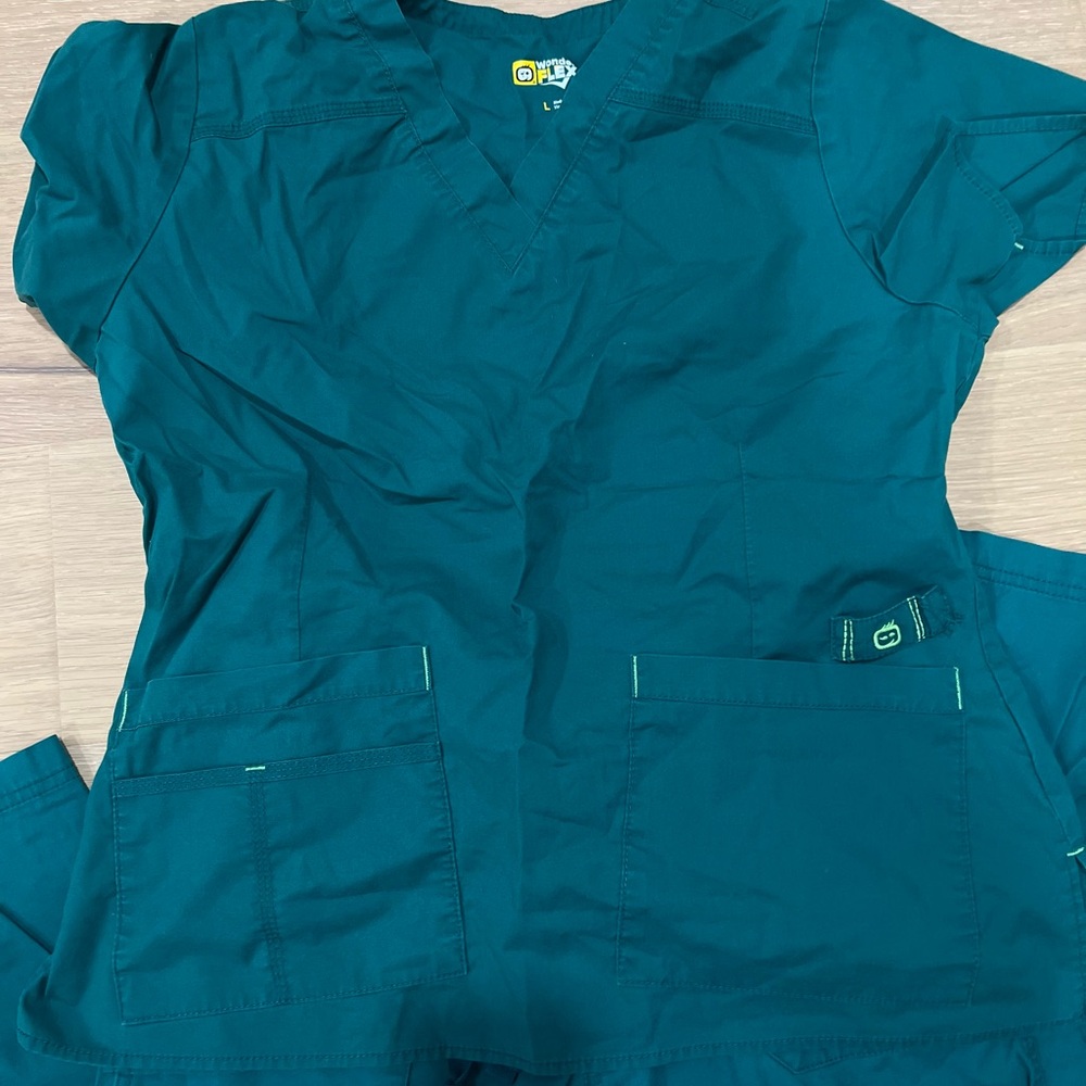 Cherokee workwear and Wonder Flex scrub lot hunters, green size Large - Picture 4 of 7